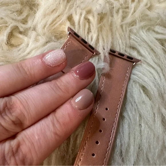 Rose gold leather Apple Watch Band - Picture 4 of 7